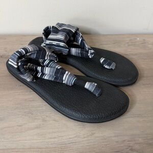 Sanuk Yoga Sling 2 Sandals Womens 9 Black Gray Print Blanket Thong Flats 1095175